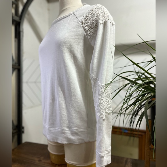 Crochet patched long sleeve top. Unknown brand or size fits a M-L. - Picture 2 of 6